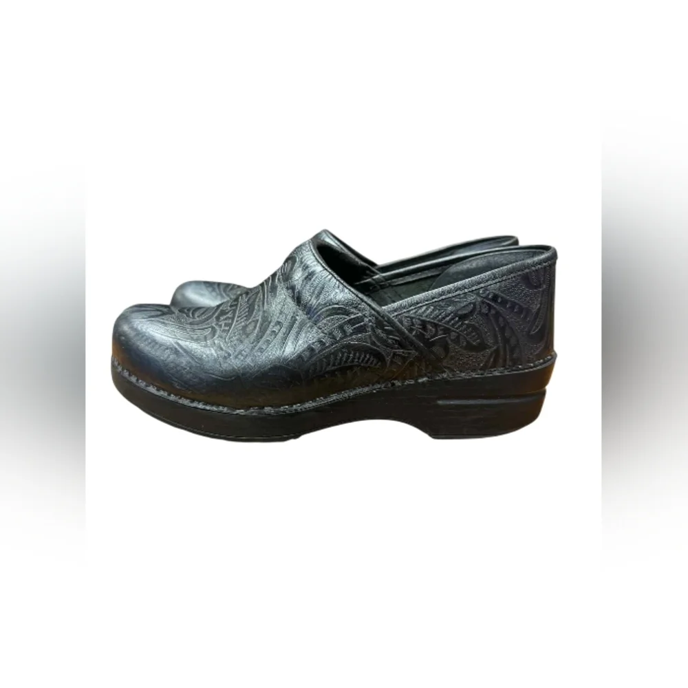 Dansko Clogs Leather Black Foliage Floral Design Size 38 (7.5) EUC - Picture 4 of 8